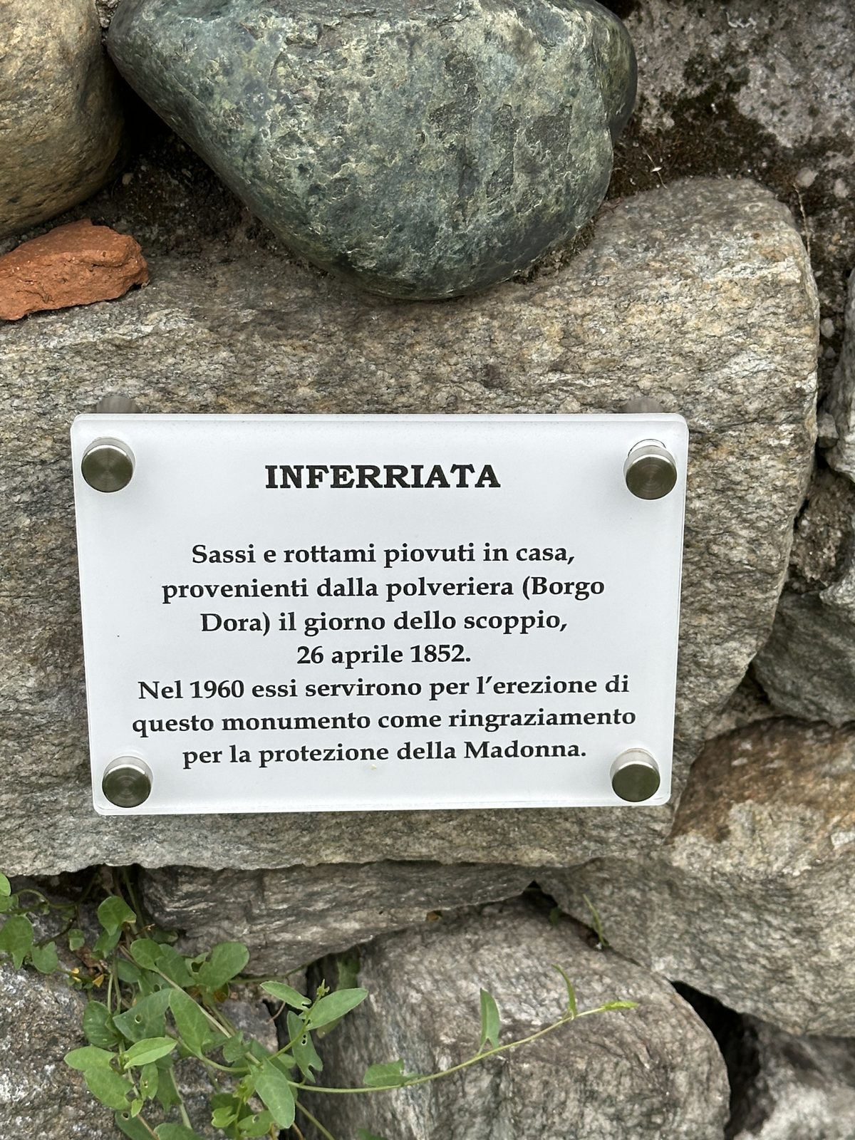 Placa histórica no jardim do Refúgio Barolo