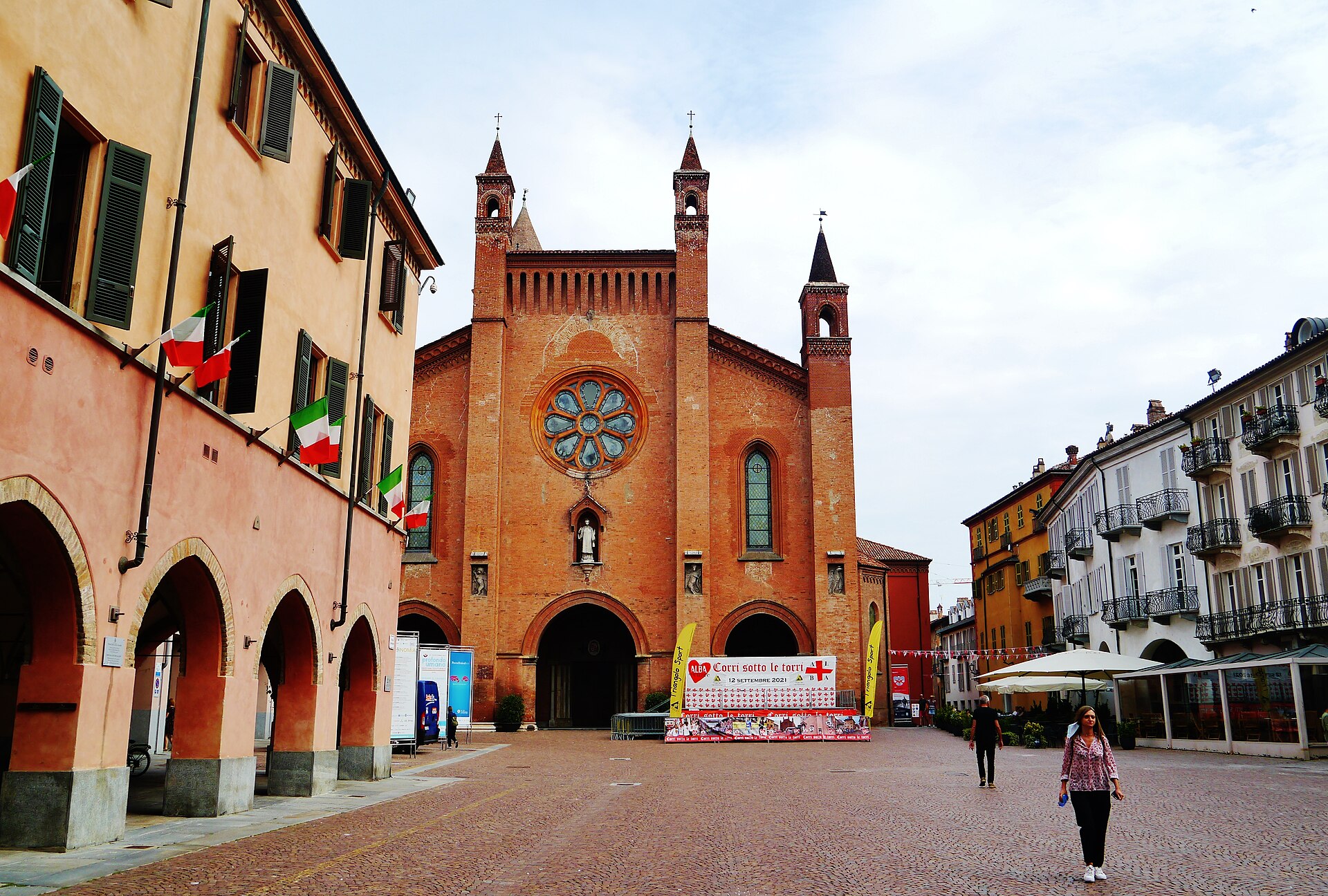 Piazza Risorgimento com a Catedral de San Lorenzo ao centro e edifícios com pórticos nas laterais