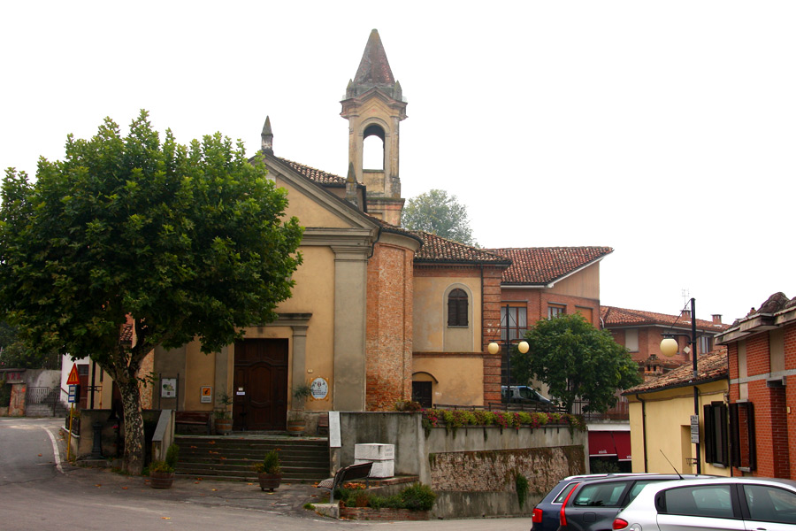 Edifício da antiga San Donato, com fachada e campanário, em Barbaresco