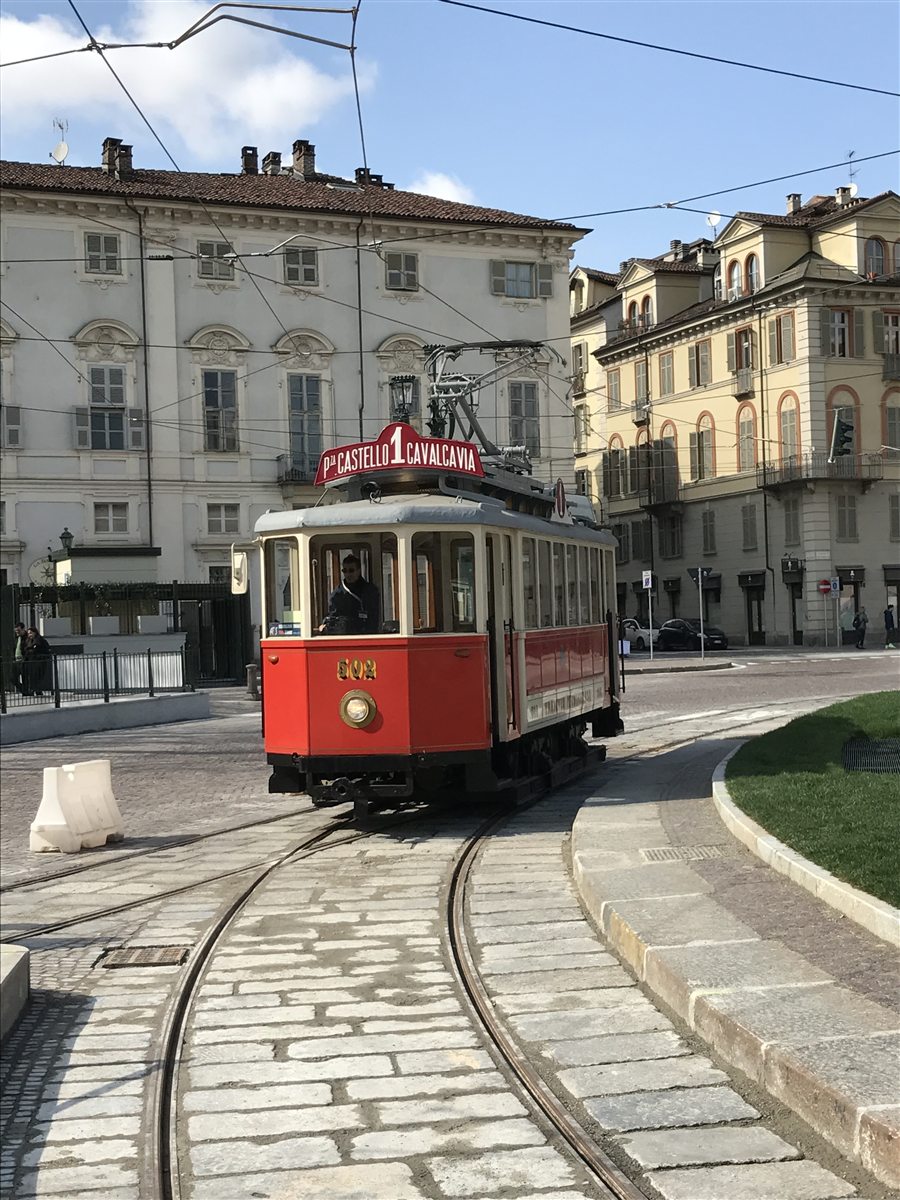 Bonde histórico 502 em pintura vermelha e creme circulando por Turim