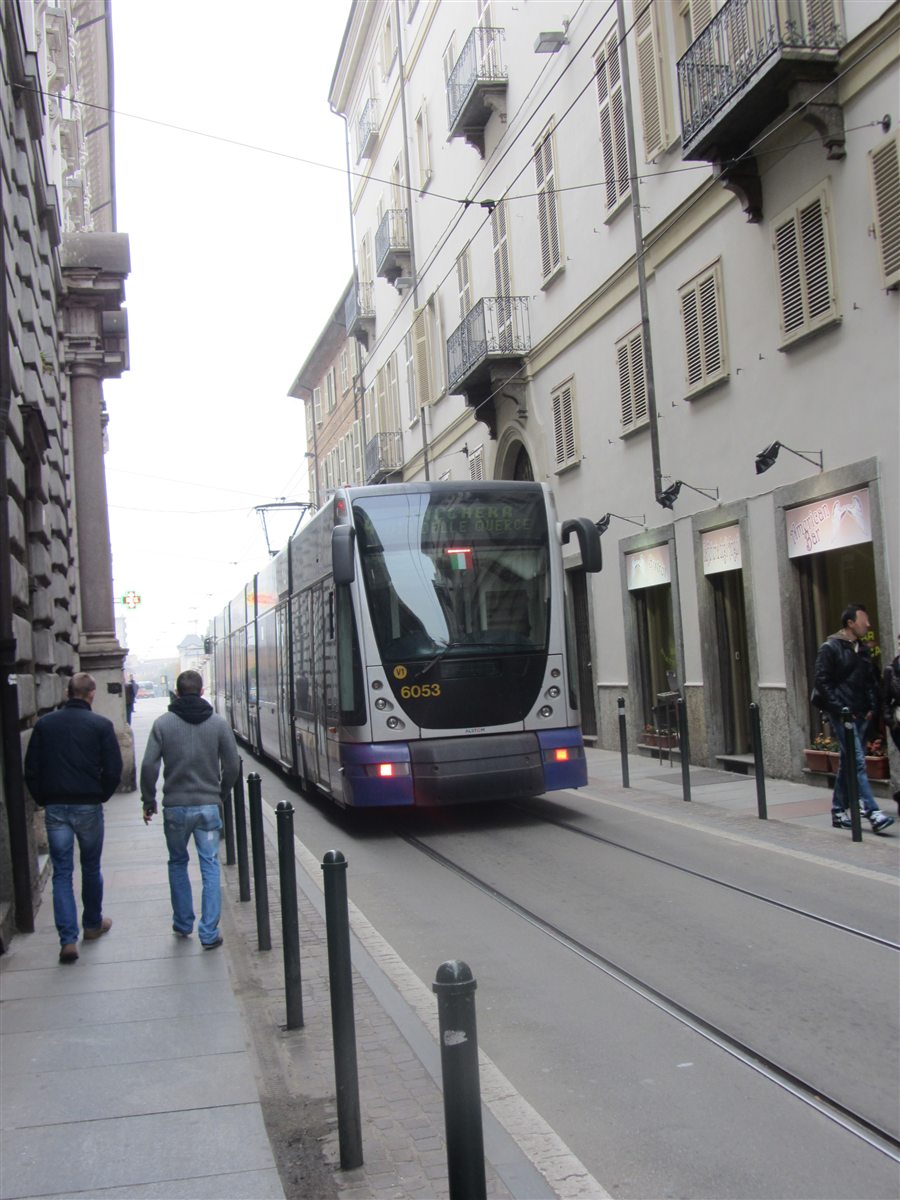 Bonde moderno da série 6000 circulando pela Via XX Settembre, no centro de Turim