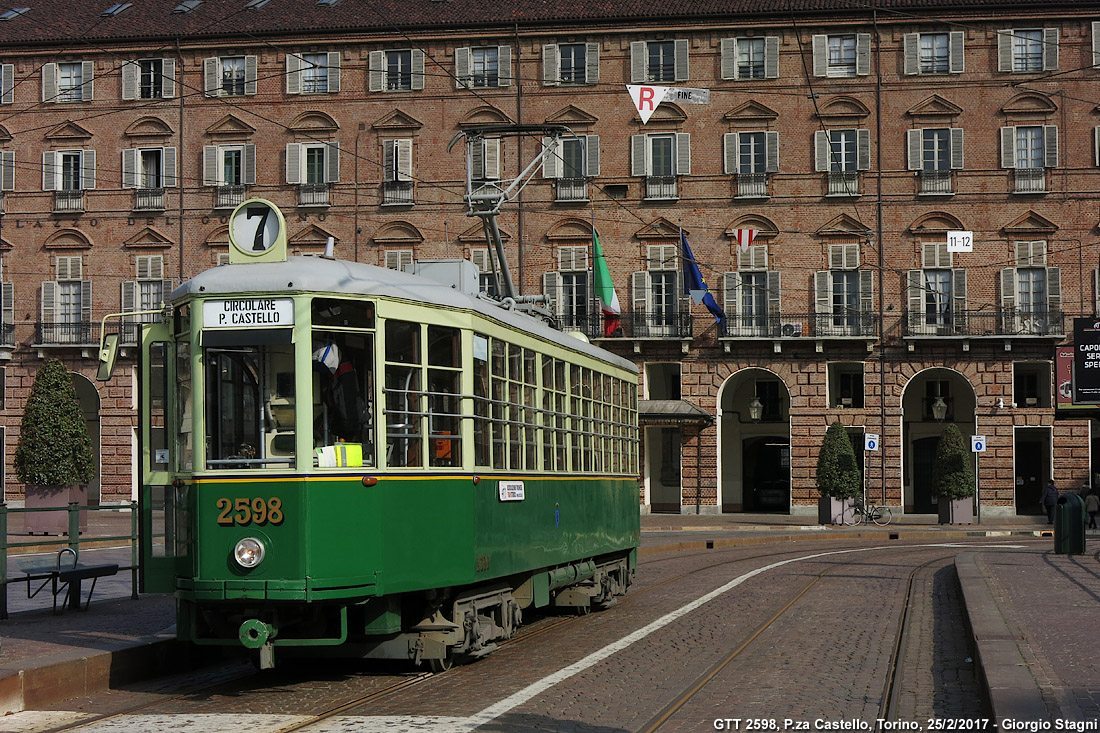 Bonde histórico 2598 da Linha 7 na Piazza Castello, em Turim