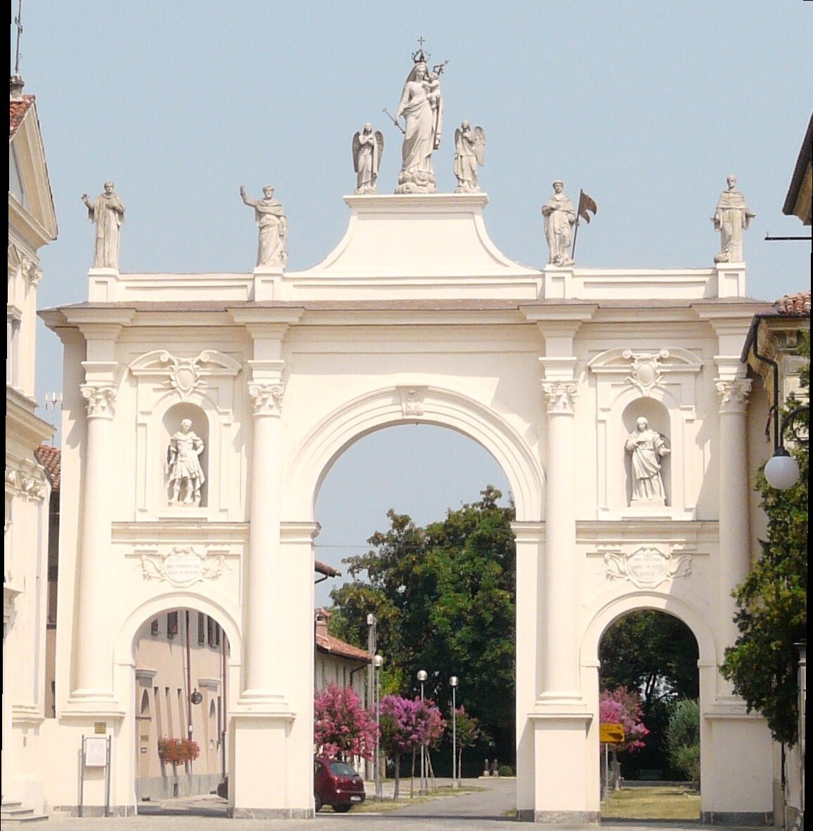 Arco di Belvedere em Cherasco, com fachada clara, esculturas e passagem central em arco