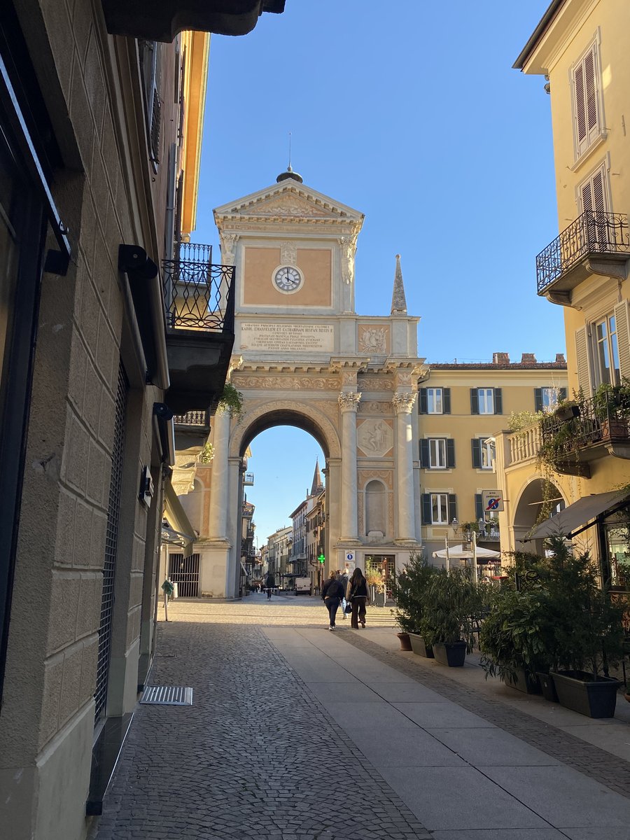 Arco e rua do centro histórico de Chieri