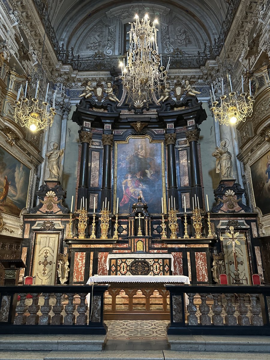 Altar no interior da igreja de São Filipe Nery