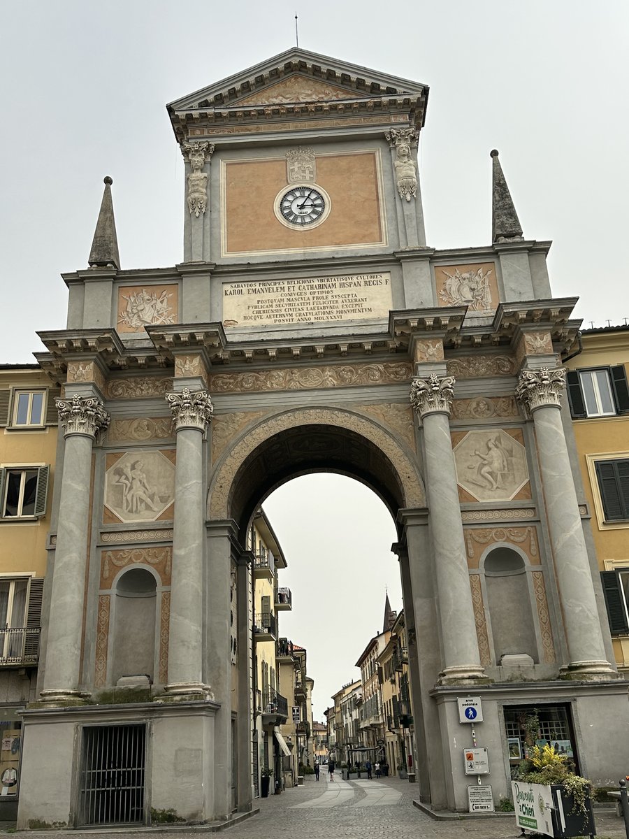 Arco histórico de Chieri no Piemonte salesiano