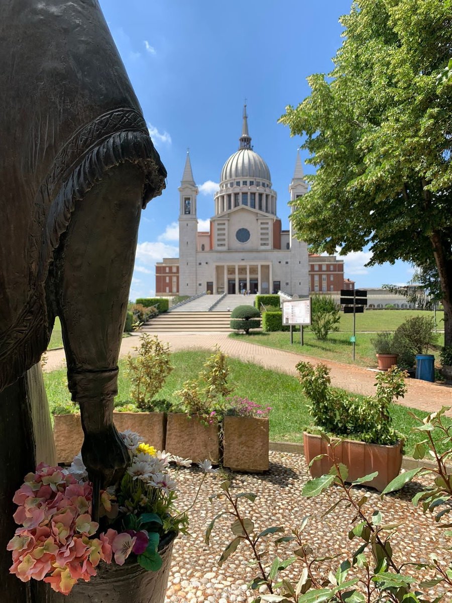 Santuário de Dom Bosco em Colle Don Bosco visto dos jardins