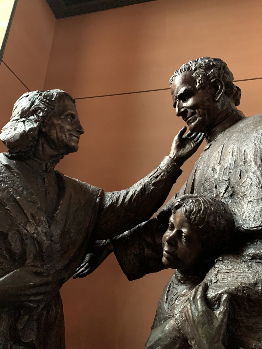 Escultura de Dom Bosco, Mamãe Margarida e um jovem em Colle Don Bosco