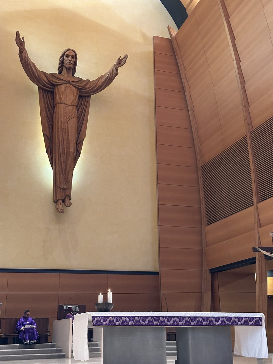 Interior da Basílica de Dom Bosco em Colle Don Bosco