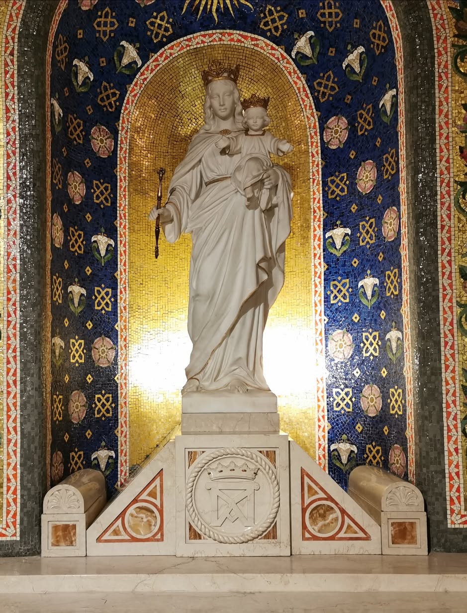 Altar da Aparição com imagem de Maria na cripta de Valdocco