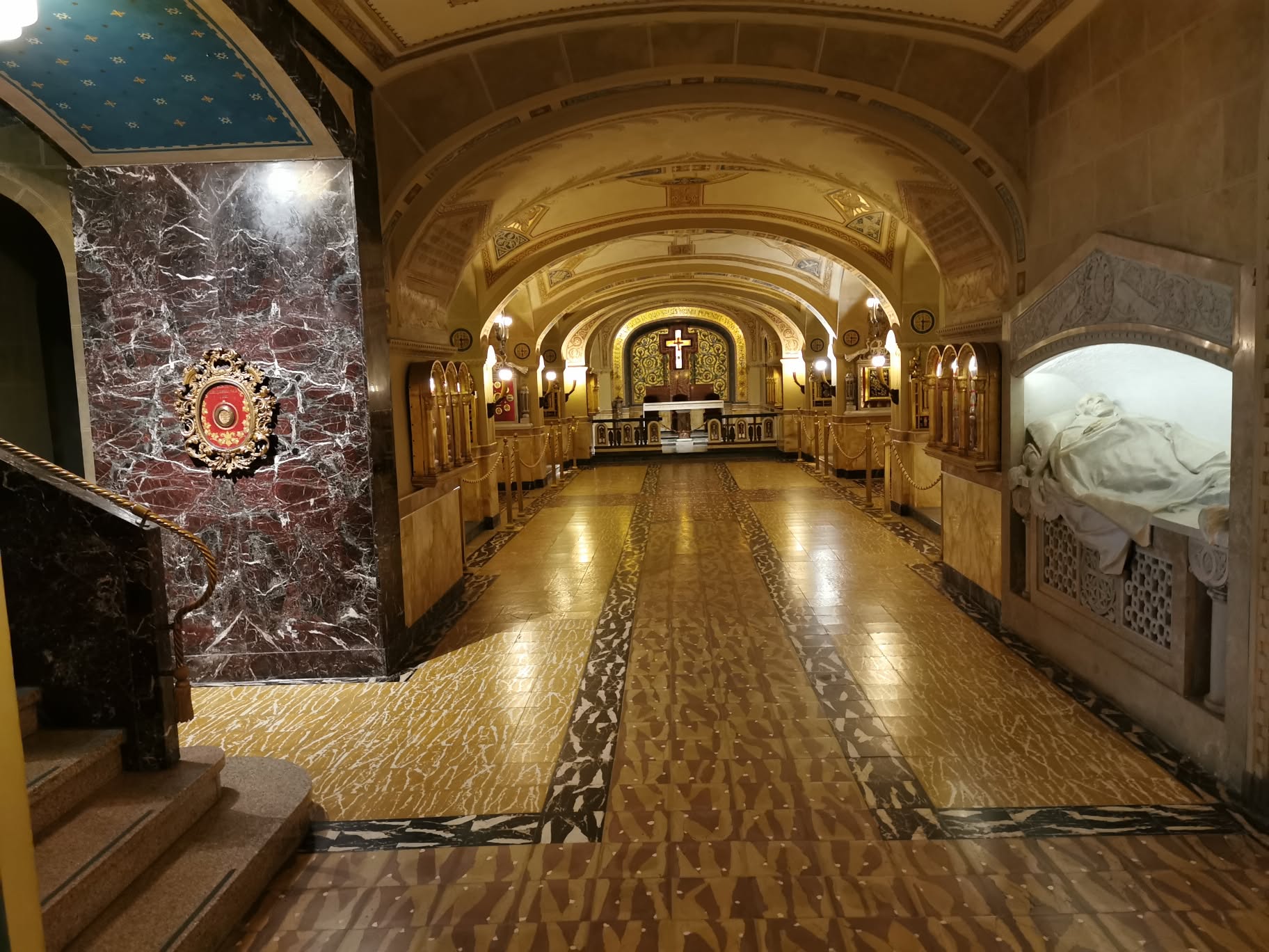 Vista longitudinal da Capela das Relíquias sob a Basílica de Maria Auxiliadora
