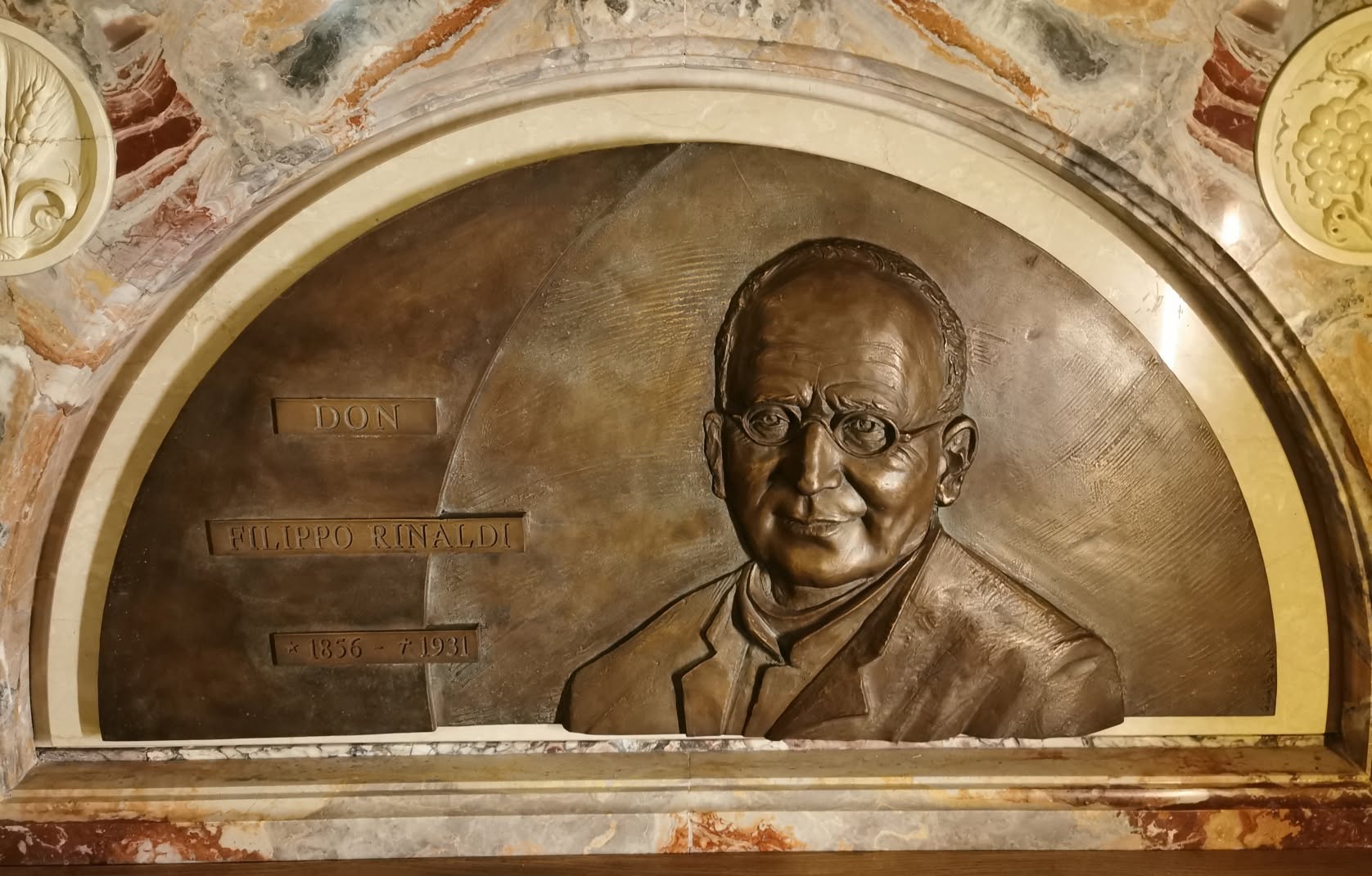 Túmulo do Beato Filipe Rinaldi na Capela das Relíquias