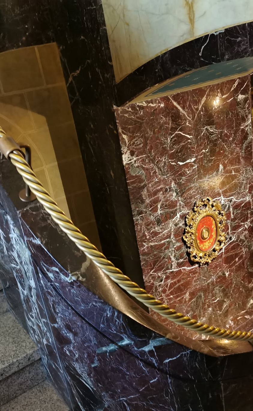 Detalhe em mármore com relicário junto à escada de acesso à Capela das Relíquias