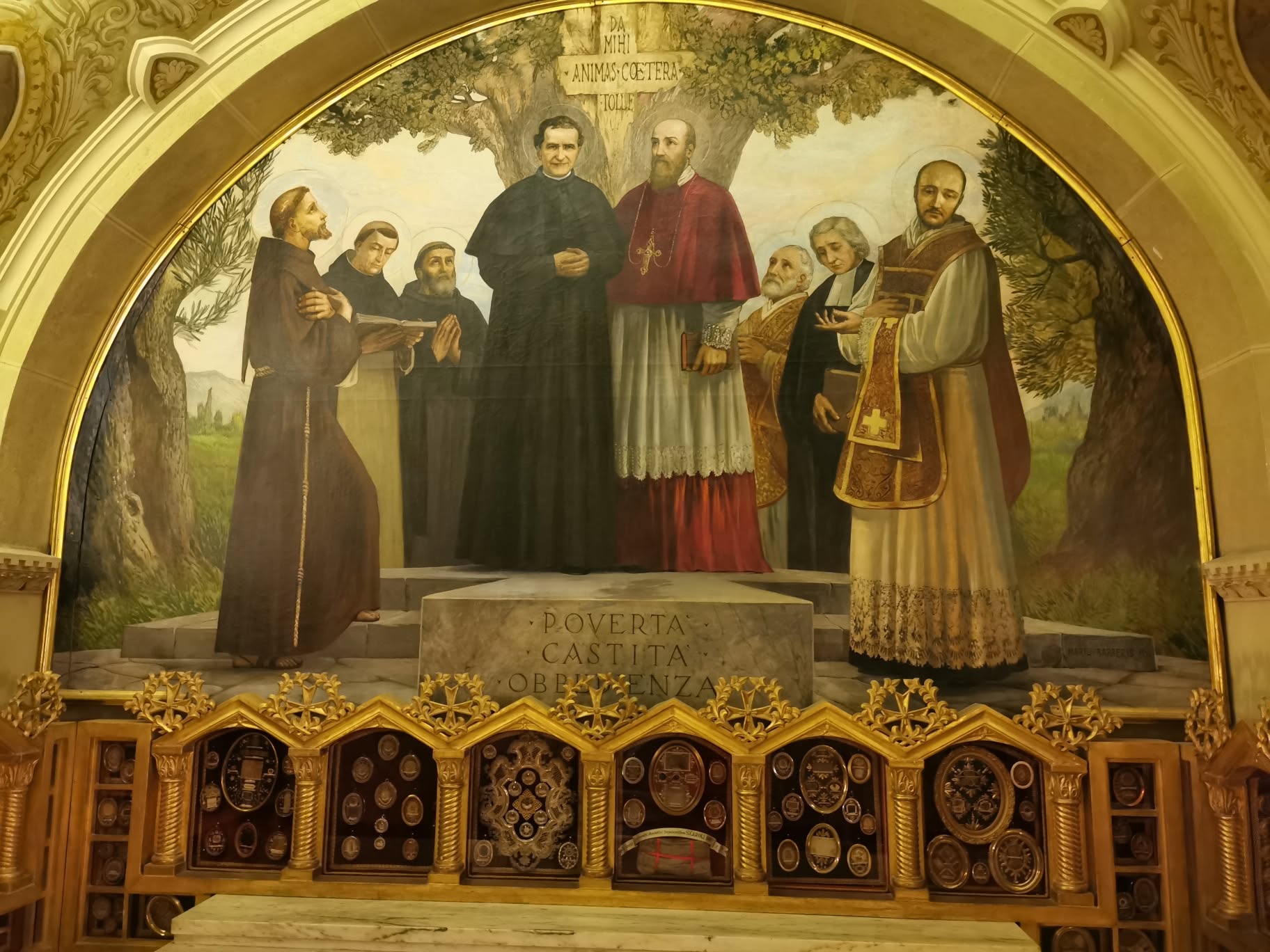 Pintura de santos salesianos na Capela das Relíquias