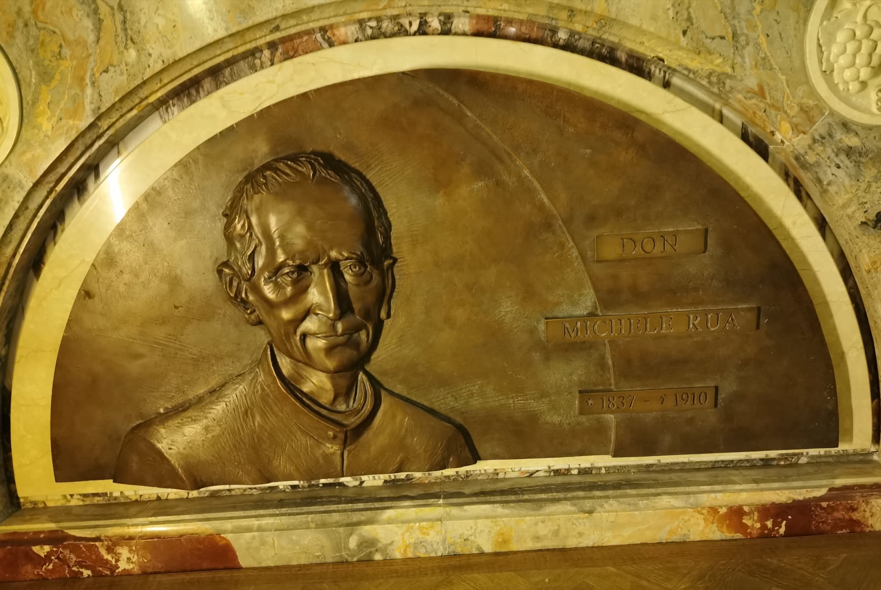 Túmulo do Beato Miguel Rua na cripta da Basílica de Maria Auxiliadora