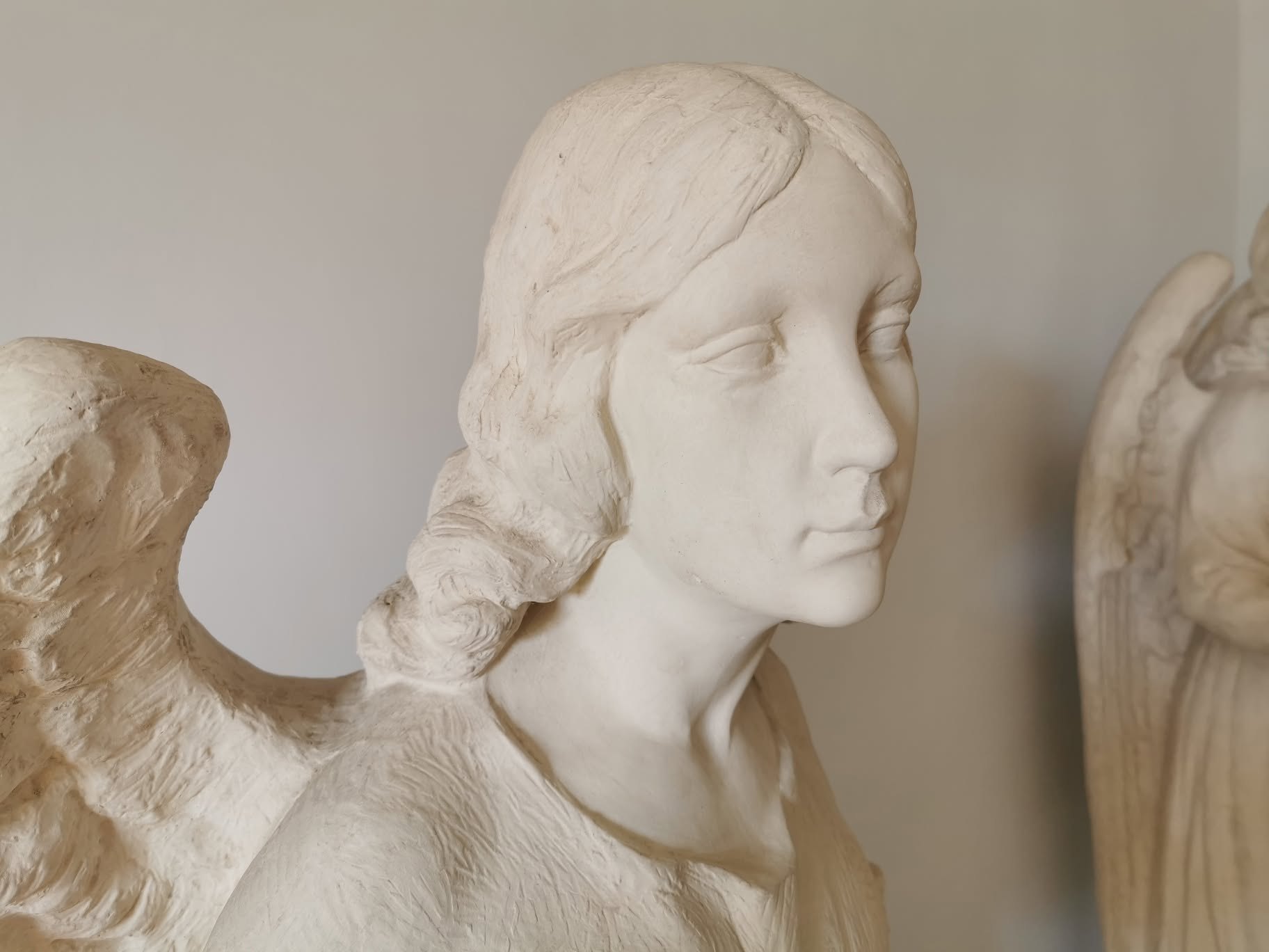 Detalhe do rosto de um dos antigos anjos de gesso da Basílica