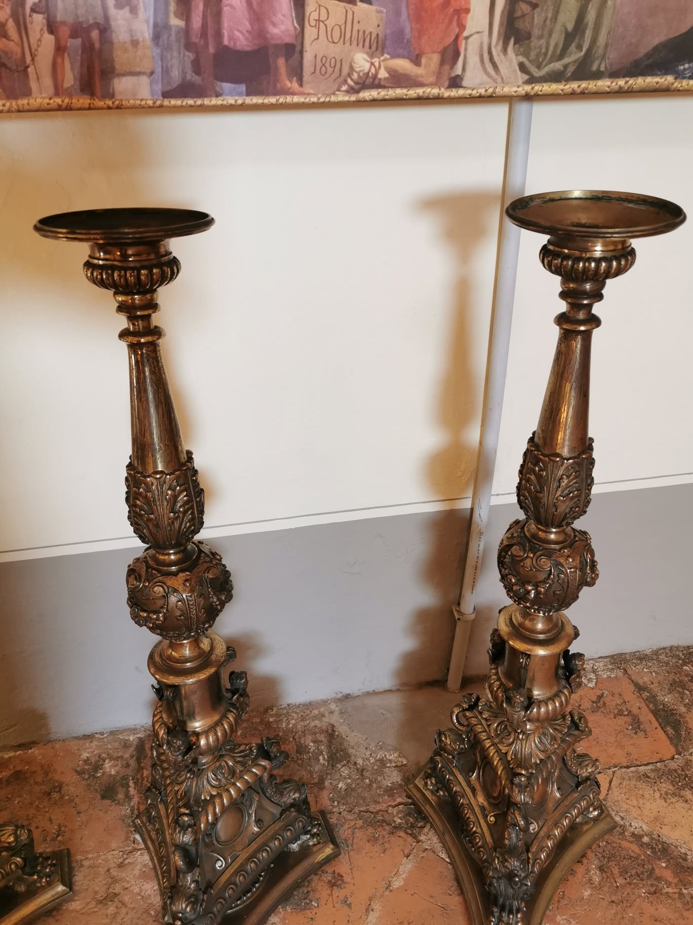 Par de castiçais ornamentados de bronze do antigo altar-mor