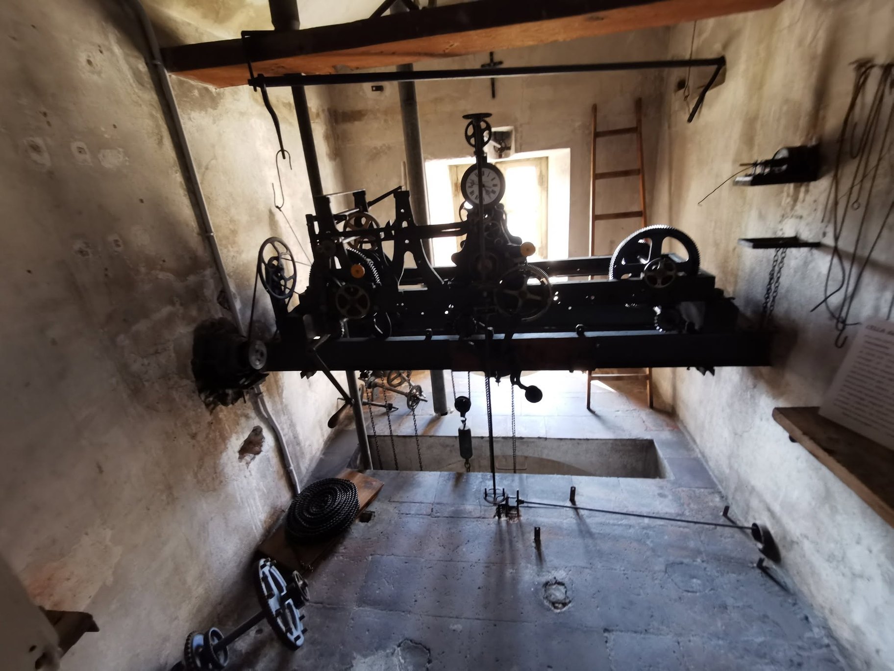 Mecanismo original do relógio de 1872 dentro da célula do campanário