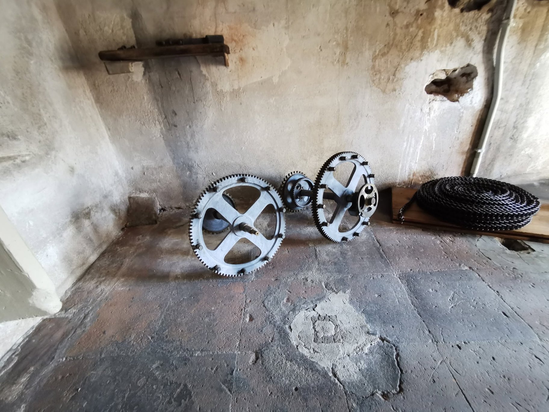 Rodas dentadas e corrente preservadas na célula do relógio