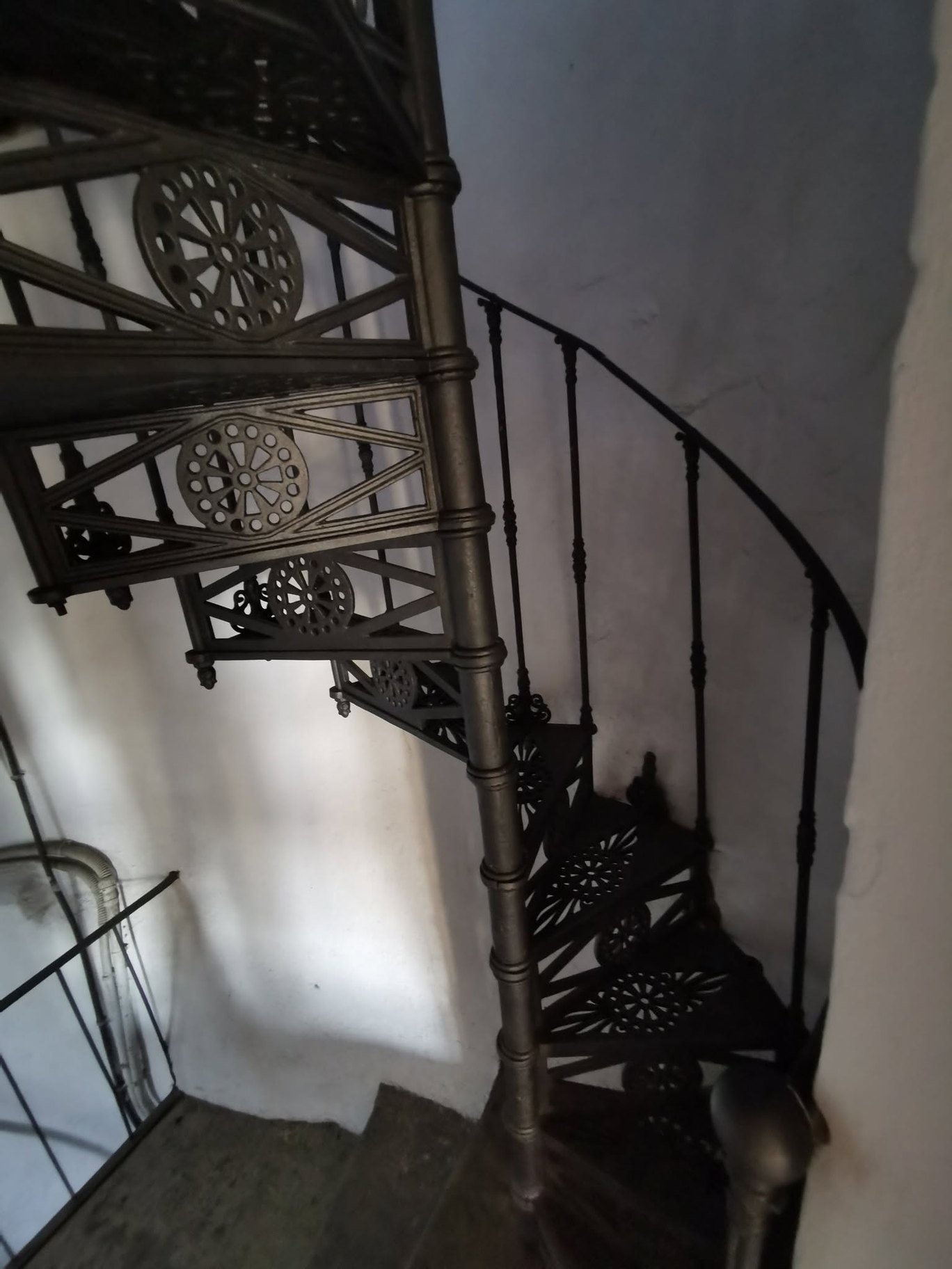 Estrutura de ferro ornamentada da escada em espiral