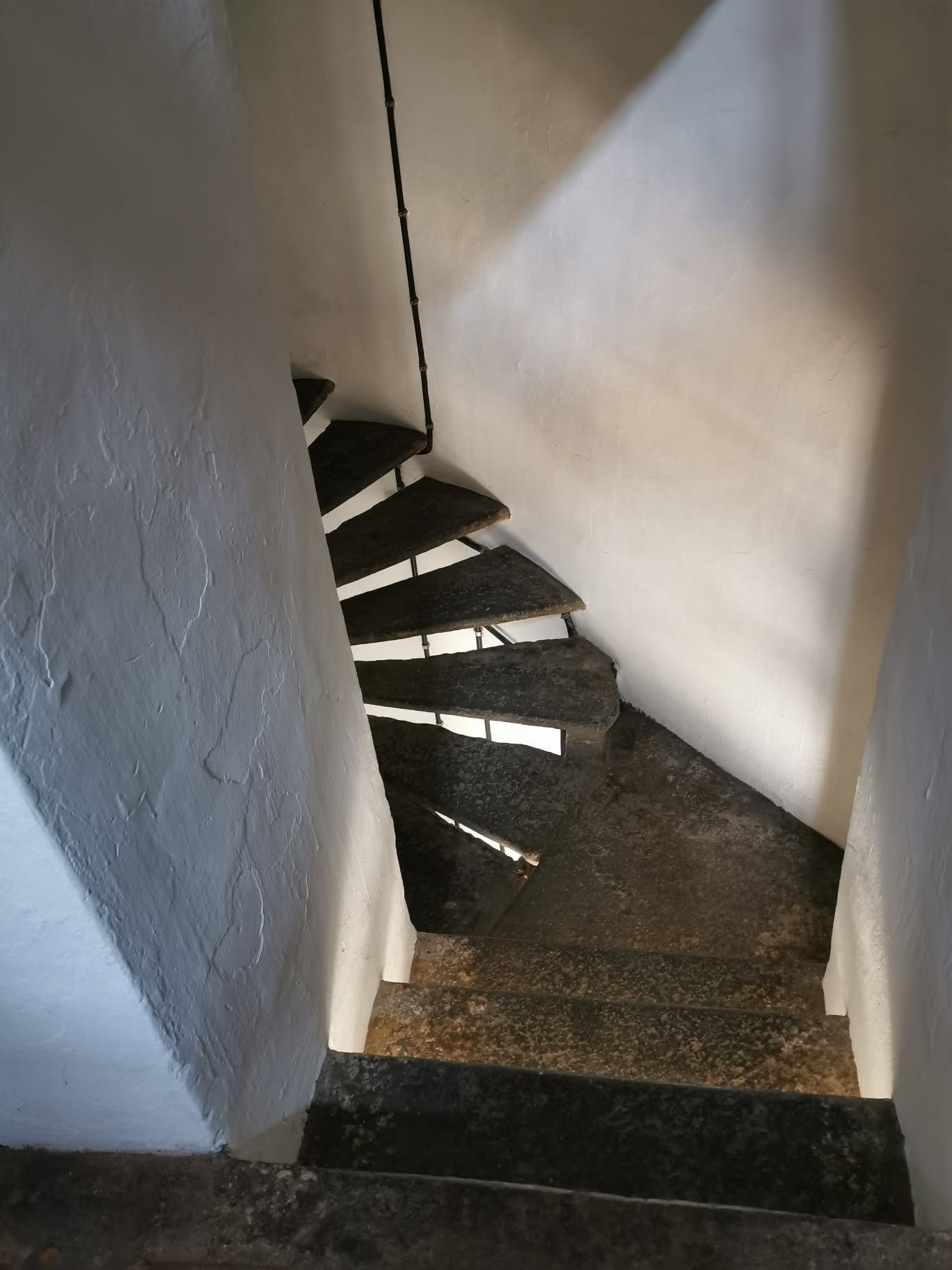 Degraus de pedra da passagem estreita no interior da Basílica