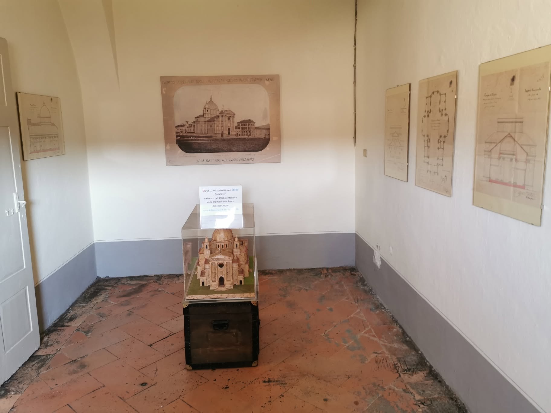 Sala com maquete histórica e desenhos arquitetônicos da Basílica