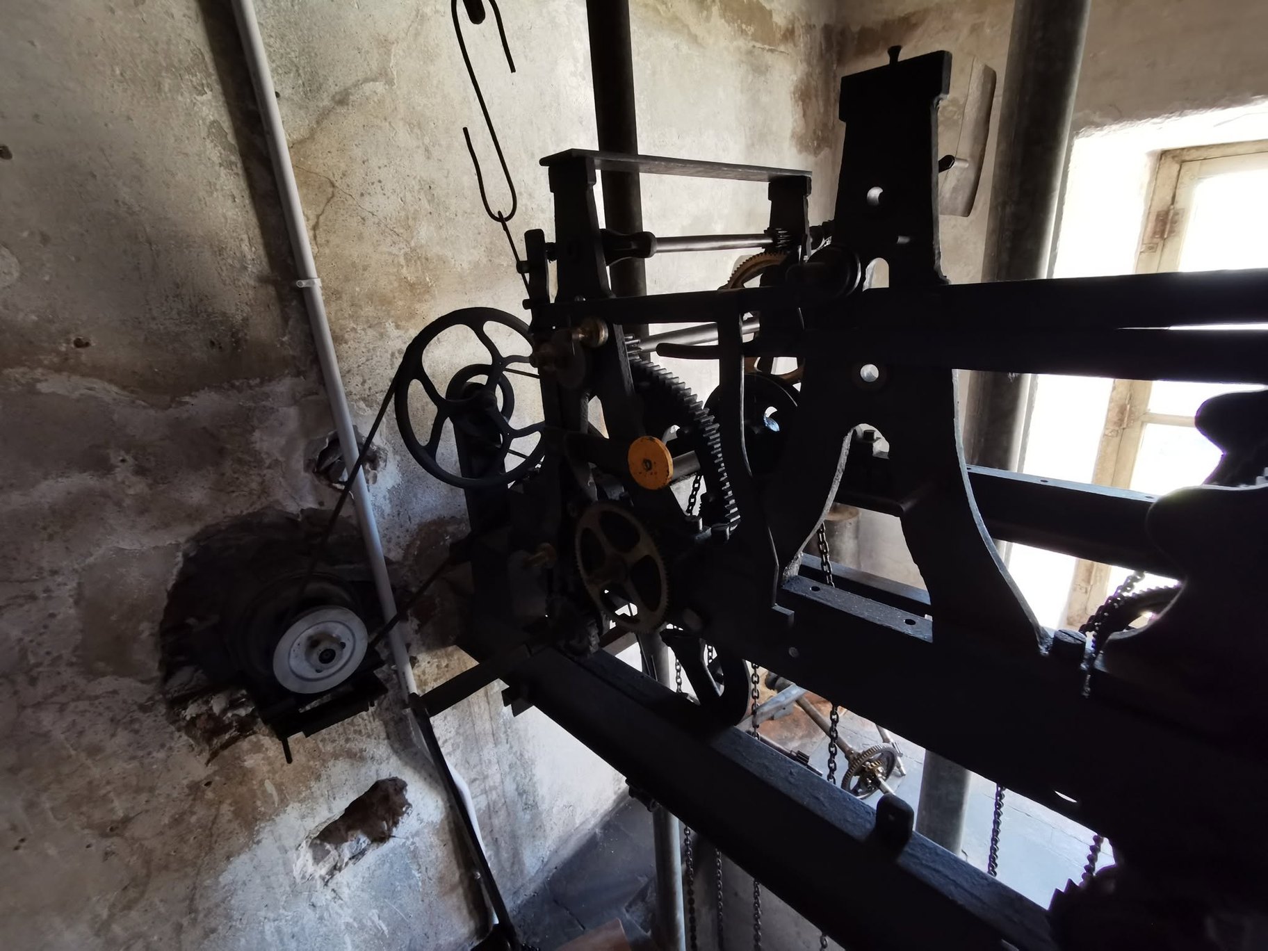 Detalhe das engrenagens e eixos do relógio histórico