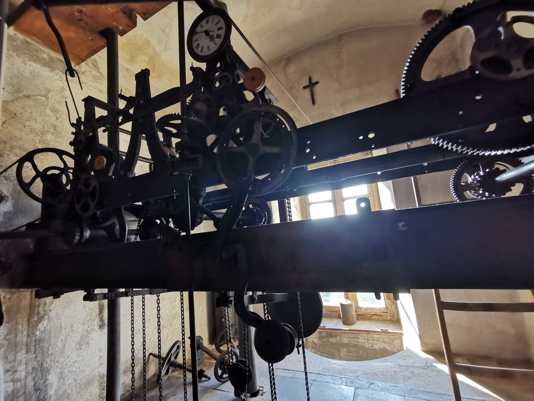 Estrutura de ferro e engrenagens de latão do relógio histórico