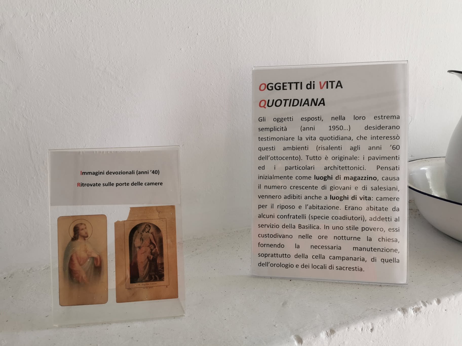 Objetos devocionais e painel sobre a vida cotidiana dos salesianos