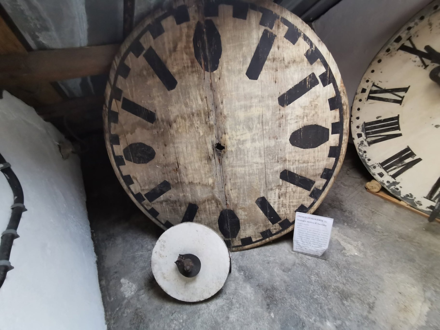 Antigo quadrante de madeira do campanário direito