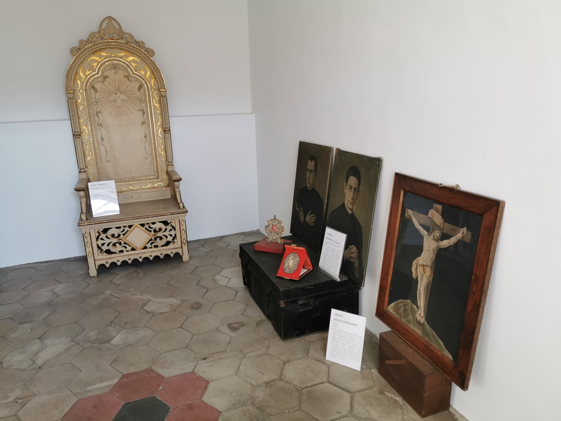 Trono episcopal, imagens religiosas e peças históricas no acervo do campanário
