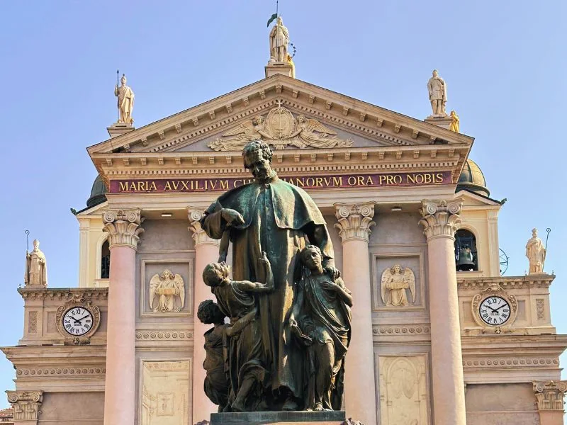 Basílica de Maria Auxiliadora e monumento a Dom Bosco em Valdocco