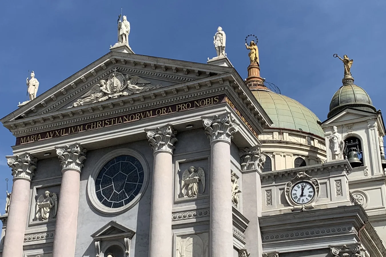 Fachada e cúpula da Basílica de Maria Auxiliadora em Valdocco, Turim