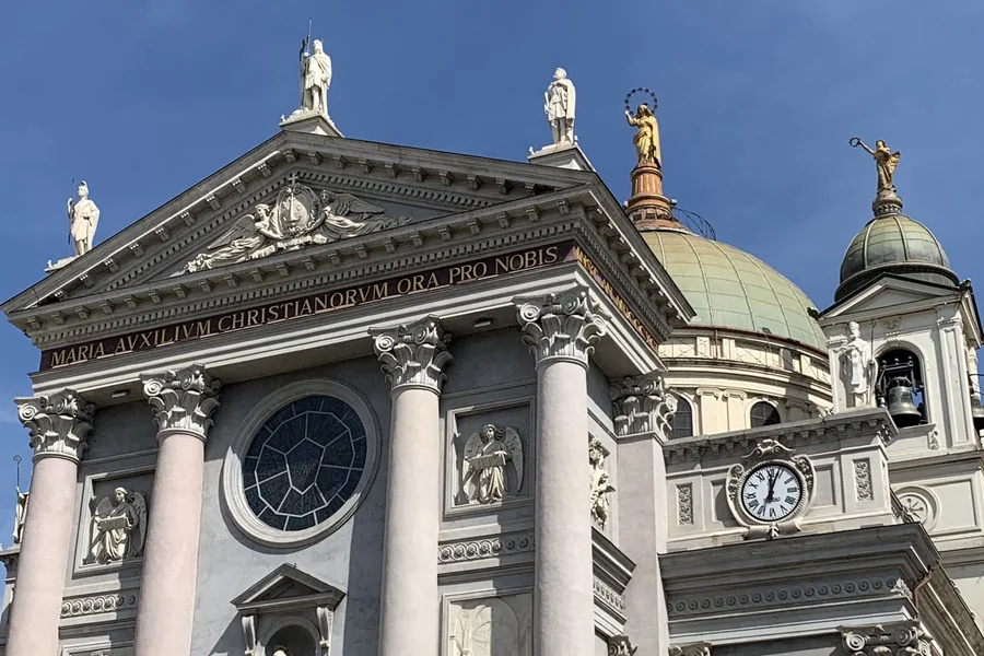 Fachada da Basílica de Maria Auxiliadora em Valdocco, Turim