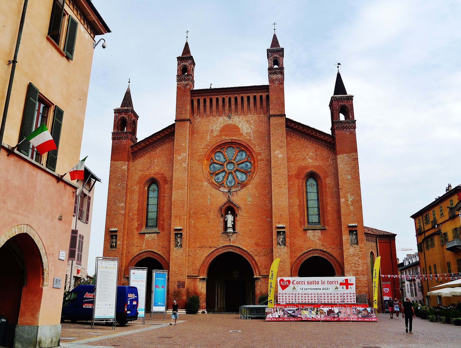 Fachada de tijolos e torre da Cattedrale di San Lorenzo, em Alba