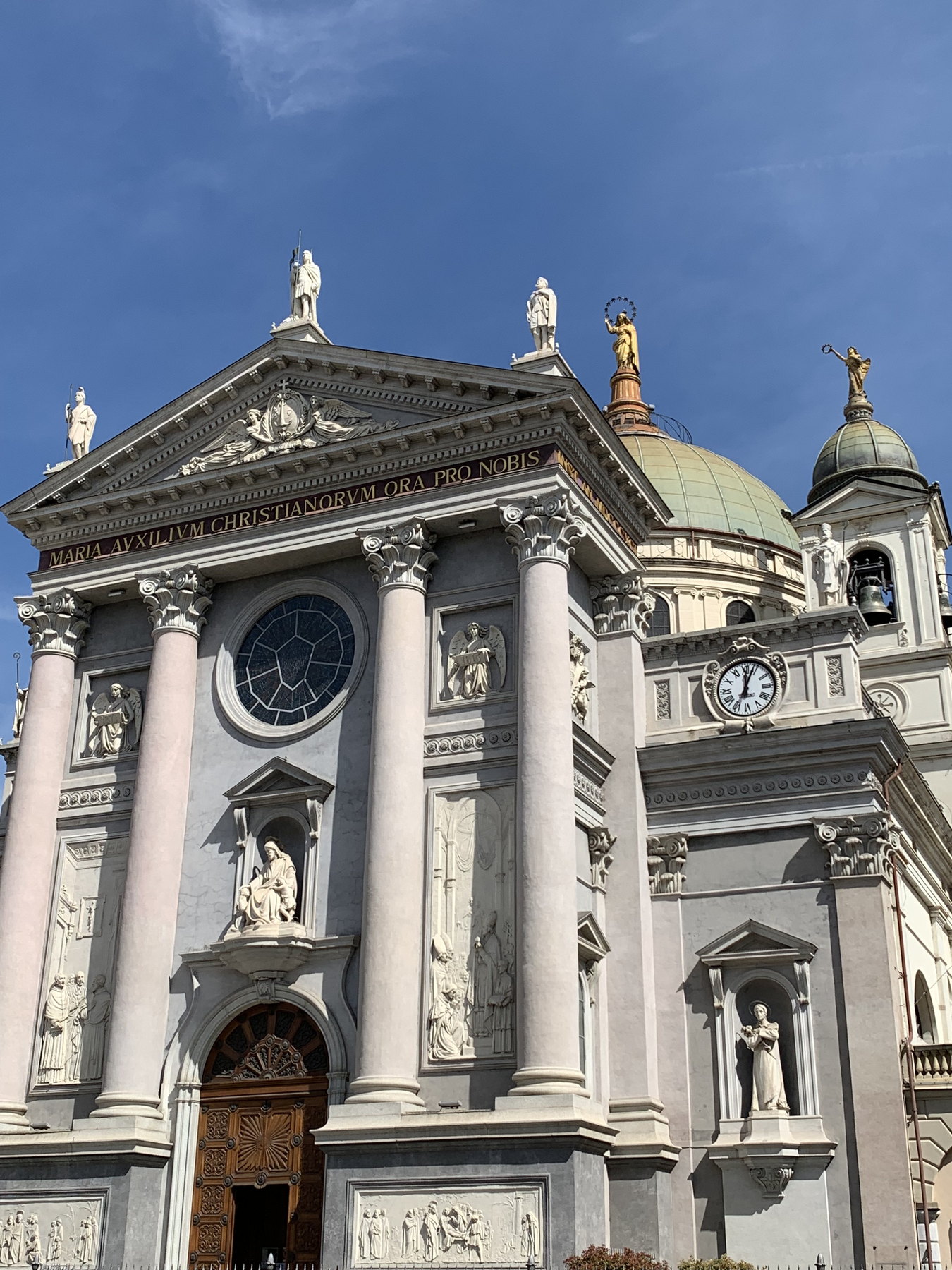 Fachada da Basílica de Maria Auxiliadora em Valdocco sob o céu azul
