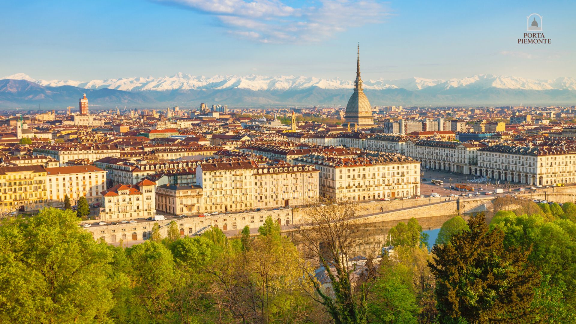 Vista de Turim com o rio Pó, a Mole Antonelliana e os Alpes ao fundo