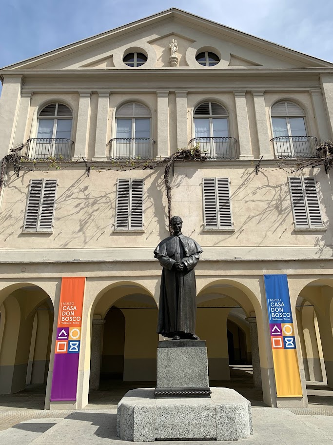 Estátua de Dom Bosco diante da fachada do Museo Casa Don Bosco, em Valdocco