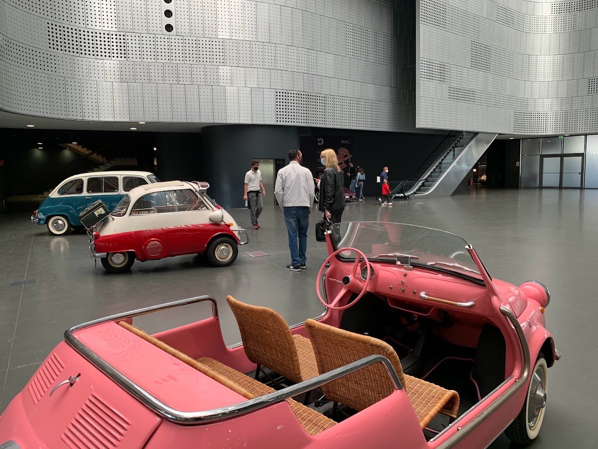 Carros históricos expostos em um salão de museu