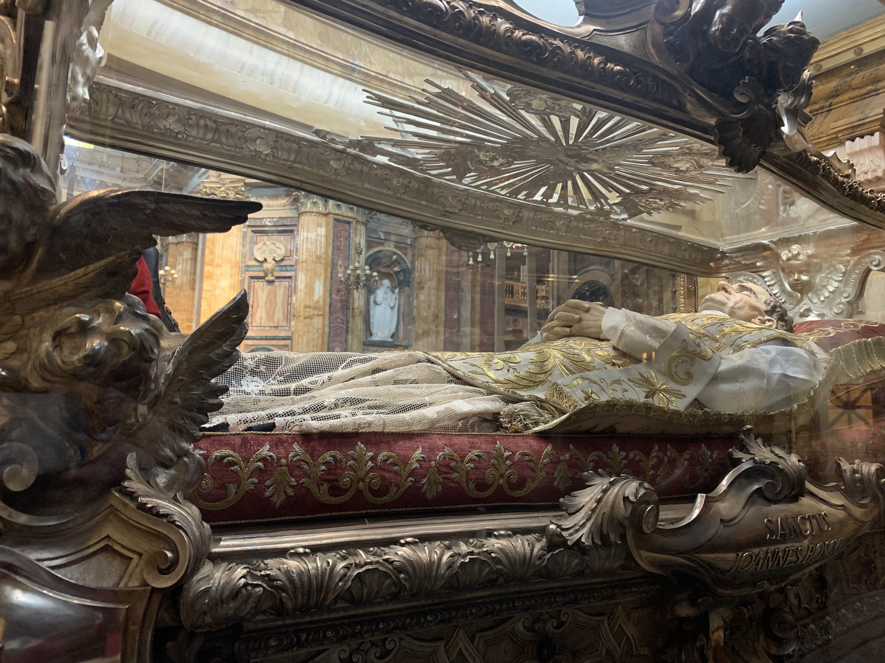A urna de Dom Bosco em Valdocco torna visível a centralidade espiritual de sua presença em Turim.