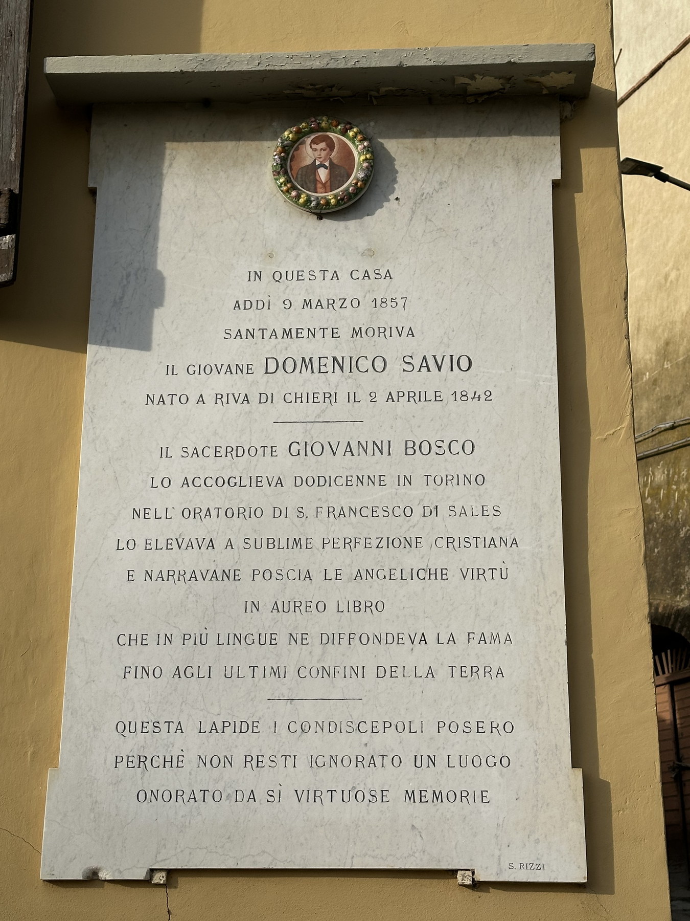 Placa de memória ligada a Domingos Sávio, útil para localizar sua história no território piemontês.