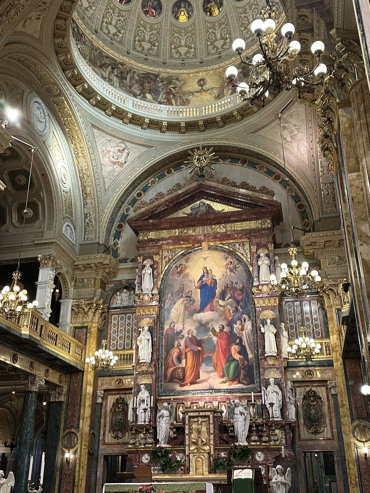 Interior da Basílica de Maria Auxiliadora em Valdocco