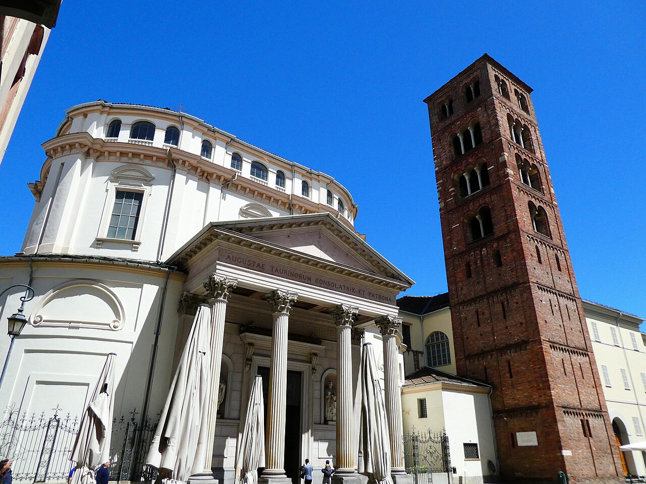 Fachada barroca do Santuario della Consolata em Turim