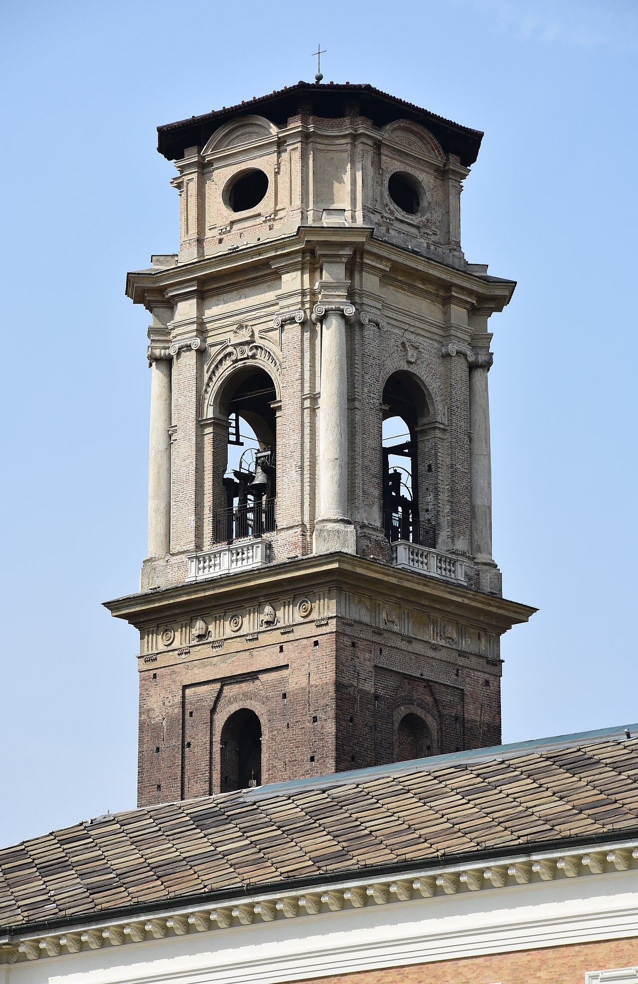 Fachada renascentista do Duomo de Turim na Piazza San Giovanni