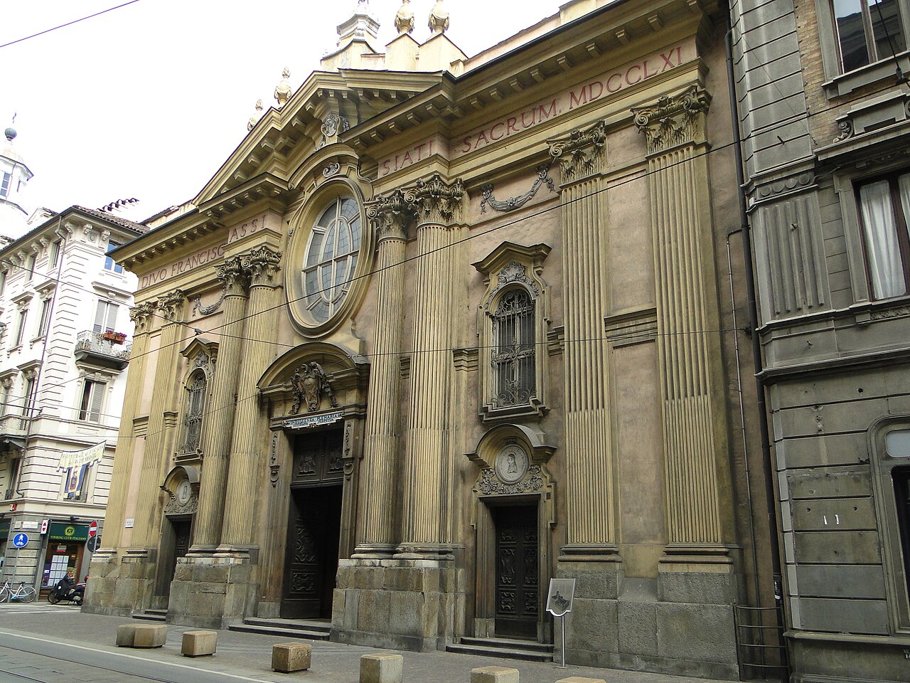 Fachada da Chiesa di San Francesco d'Assisi no centro de Turim