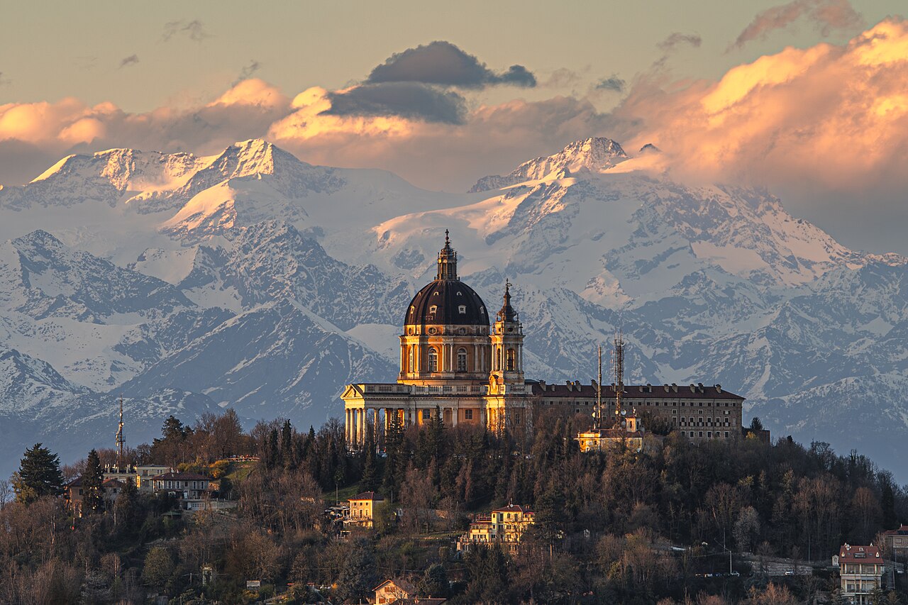 Basílica de Superga iluminada ao entardecer no alto da colina