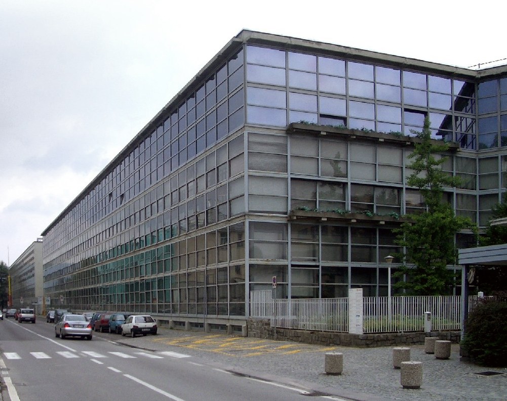 Edifício do conjunto Olivetti em Ivrea, com longa fachada de vidro junto à rua