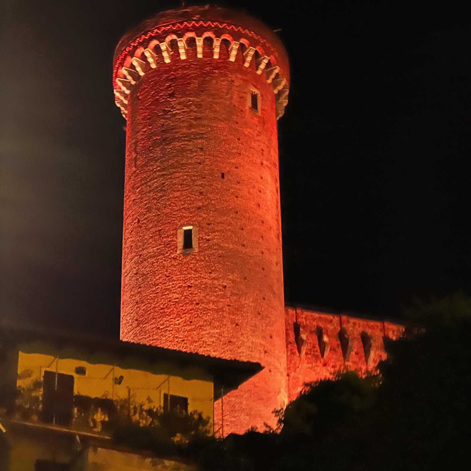 Torre histórica de Ivrea iluminada à noite