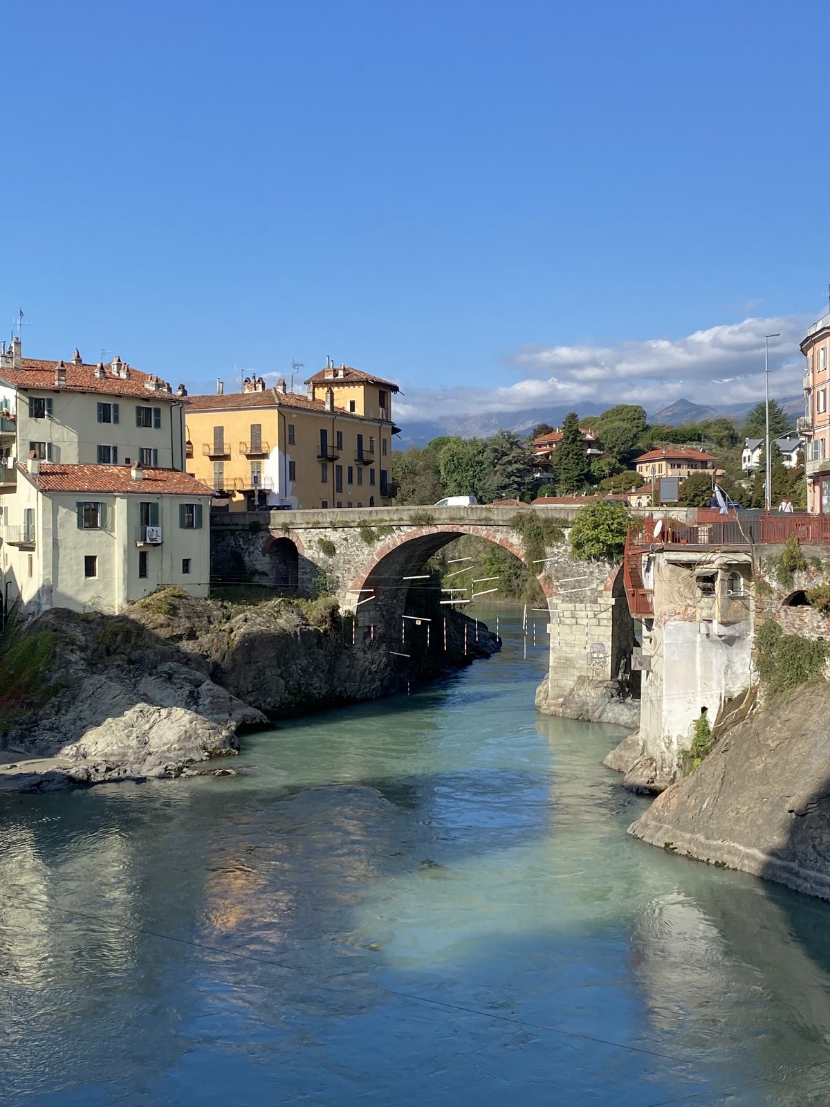 Ponte histórica sobre o rio Dora Baltea no centro de Ivrea