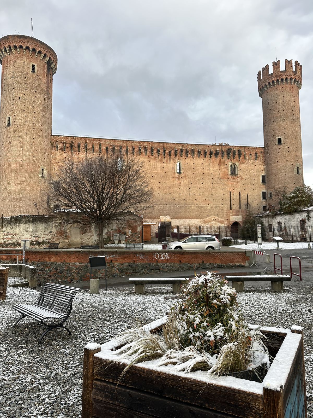 Castelo de Ivrea com neve em primeiro plano